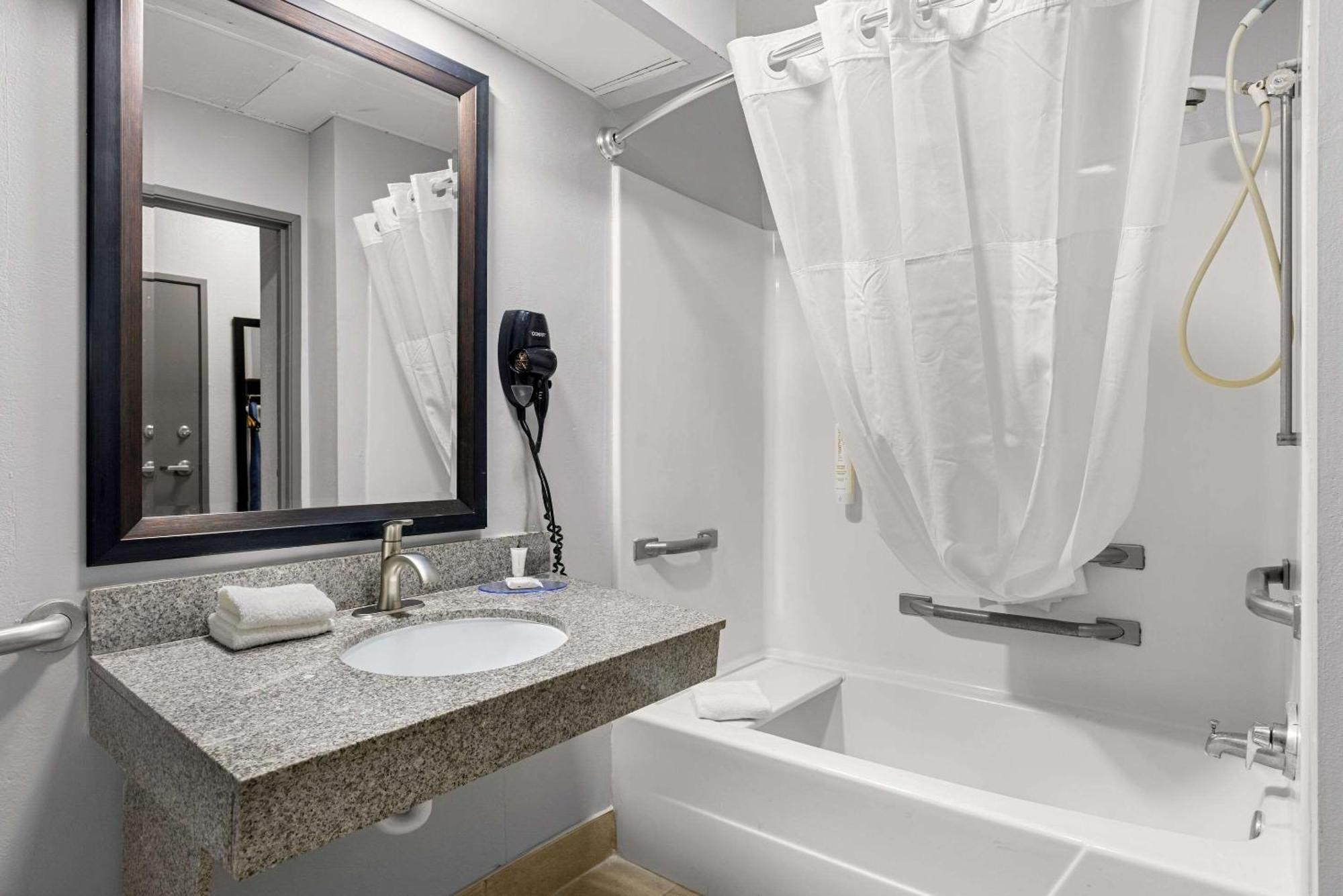 Clarion Pointe Hinesville Near Fort Stewart Extérieur photo